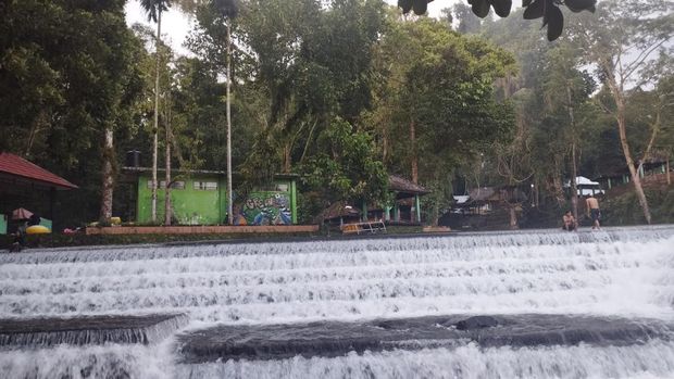 Aliran Sungai Bawak Are di Desa Sesaot, Lombok Barat, Nusa Tenggara Barat, Minggu (27/4/2025). Undakan di sungai itu menjadi daya tarik bagi wisatawan.
