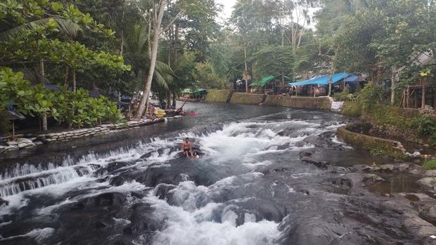 Sungai Bawak Are di Desa Sesaot, Lombok Barat, Nusa Tenggara Barat, Minggu (27/4/2025). Sungai yang bening kebiruan menjadi daya tarik wisatawan.