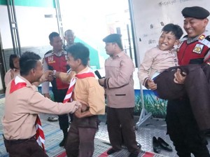 Cerianya Siswa SLB Dharma Wanita Situbondo Saat Makan Bareng Pak Polisi