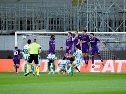 Antony menjadi pahlawan Betis saat melawan Fiorentina di leg kedua semifinal UEFA Conference League. Winger berusia 25 tahun itu memborong satu gol dan satu assist. Gol dicetak lewat tendangan bebas. (Foto: Giuseppe Maffia/NurPhoto via Getty Images)