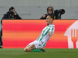Antony, yang dipinjam Betis dari Manchester United, merayakannya di lapangan. Itu menjadi gol ke-8 sejak gabung Los Verdiblancos. (Foto: Gabriele Maltinti/Getty Images)