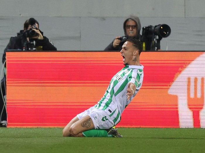 FLORENCE, ITALY - MAY 8: Antony dos Santos of Real Betis Belompie celebrates after scoring a goal during the UEFA Conference League 2024/25 Semi Final First Leg match between ACF Fiorentina and Real Betis Balompie at Artemio Franchi on May 8, 2025 in Florence, Italy. (Photo by Gabriele Maltinti/Getty Images)