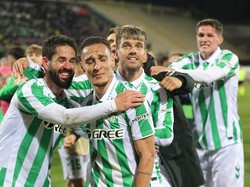Antony langsung dielu-elukan rekan-rekannya di Betis. Tampak Antony juga menangis terharu karena bahagia mengantar timnya ke final kompetisi Eropa. (Foto: Gabriele Maltinti/Getty Images)