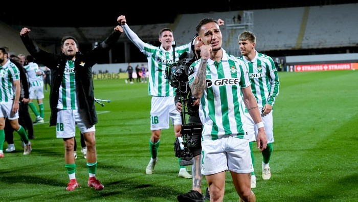 Antony Matheus dos Santos of Real Betis Balompie and his teammates celebrates reaching the final at the end of the UEFA Conference League 2024/25 Semi Final Second Leg match between ACF Fiorentina and Real Betis Balompie at Stadio Artemio Franchi on May 8, 2025 in Florence, Italy. (Photo by Giuseppe Maffia/NurPhoto via Getty Images)