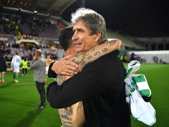 FLORENCE, ITALY - MAY 08: Manuel Pellegrini, Head Coach of Real Betis, celebrates with Antony of Real Betis following their team's progression to the final after the UEFA Conference League 2024/25 Semi Final First Leg match between ACF Fiorentina and Real Betis Balompie at Artemio Franchi on May 08, 2025 in Florence, Italy. (Photo by Valerio Pennicino - UEFA/UEFA via Getty Images)