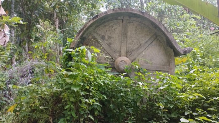 Bangunan peninggalan Belanda di tepi Sungai Bawak Are, Desa Sesaot, Lombok Barat, NTB, Minggu (27/4/2025). Budayawan Sasak menyebut bangunan itu bunker.