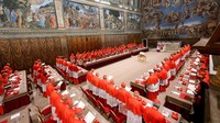 Paus Leo XIV berdiri di antara para kardinal setelah terpilih, di Kapel Sistina, Vatikan, Kamis (8/5/2025) waktu setempat.