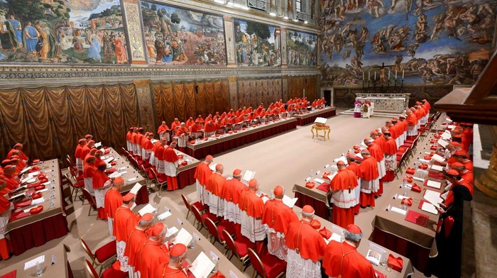 Begini Suasana Konklaf Saat Paus Leo XIV Terpilih Pope Leo XIV stands in the Sistine Chapel among cardinals after being elected, at the Vatican, May 8, 2025. Vatican Media/ΒFrancesco Sforza/Handout via REUTERS ATTENTION EDITORS - THIS IMAGE WAS PROVIDED BY A THIRD PARTY.