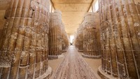 Piramida Djoser ini dibangun untuk Raja Netjerykhet yang populer sebagai Djoser dari Dinasti Ketiga (sekitar 2667–2648 SM) Kerajaan Mesir Kuno. Pembangunan piramida diawasi oleh arsitek brilian Imhotep.