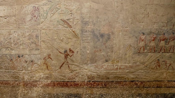 Besok Libur! Jalan-jalan Yuk ke Dalam Piramida Tertua di Mesir GIZA, EGYPT - MAY 4: Tourists ride on camels as Zoser Pyramid is seen behind at the historical Saqqara region, which is home to the majority of historical artifacts from ancient Egypt, in Giza, Egypt on May 4, 2025. King tombs, temples, small pyramids and the region, where the Zoser Pyramid, which is estimated to have been built in the 2700 B.C. is located, considered an open-air museum. (Photo by Nurettin Boydak/Anadolu via Getty Images)