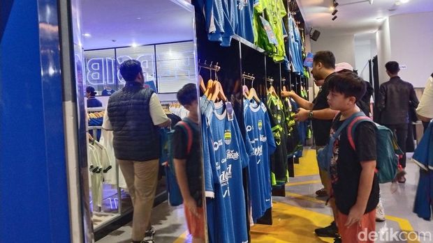 Bobotoh saat memburu merchandise di Persib Store.