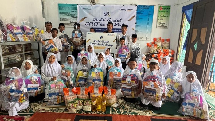 Bulog Sulselbar memberikan bantuan beras hingga perlengkapan sekolah kepada anak yatim di Makassar. Dokumen Istimewa