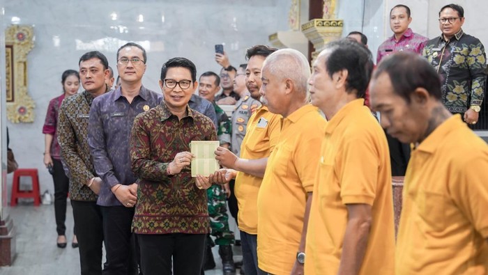 Bupati Badung Wayan Adi Arnawa memberikan bantuan sosial keagamaan menjelang Hari Raya Waisak bagi umat Buddha di Vihara Dharmayana, Kuta, Jumat (9/5/2025). (Foto: Dok. Pemkab Badung)