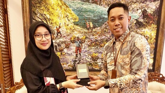 Bupati Banyuwangi Ipuk Fiestiandani menemui perwakilan PT PLN Indonesia Power terkait PLTS berkapasitas 100 megawatt di Banyuwangi.
