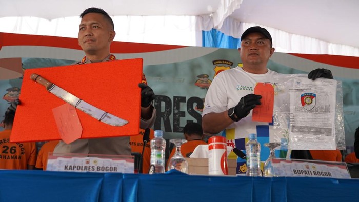 Bupati Bogor saat hadiri konferensi pers.
