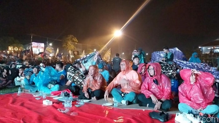 Bupati Majalengka Eman Suherman saat nobar laga Persib.