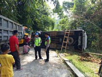 Bus Antar Jemput Ponpes Terguling di Kaliangkrik Magelang, 19 Santri Terluka
