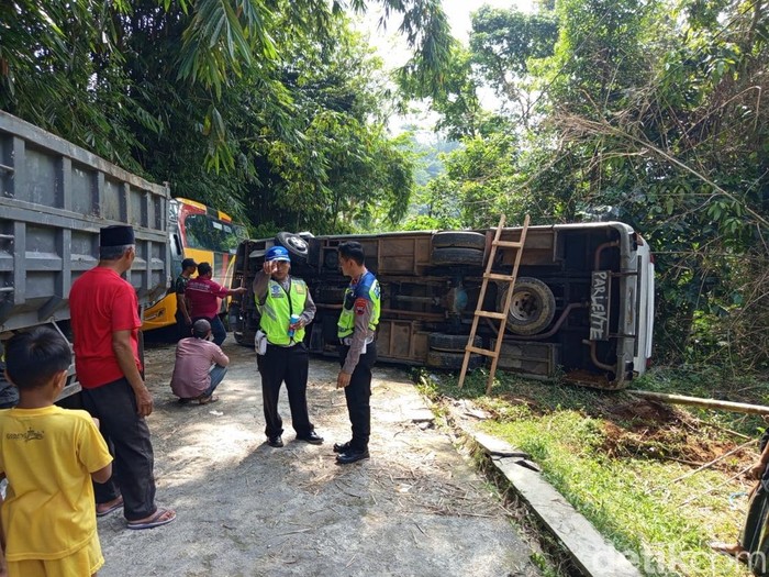 Bus antar jemput santri terguling di Kaliangkrik, Kabupaten Magelang, Jumat (9/5/2025).