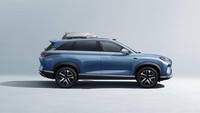 Soal dapur pacunya, BYD Sealion 07 DM-i ditenagai mesin hybrid 1.5T yang dipasangkan dengan dua motor listrik (200 kW di depan, 150 kW di belakang). Akselerasi 0-100 km/jam bisa dituntaskan dalam 7,9 detik. Kecepatan tertingginya mencapai 200 km/jam. Mobil ini menggunakan sistem kontrol peredam Yun-C BYD dan mendukung pengisian cepat DC 53 kW. Foto: Dok. BYD