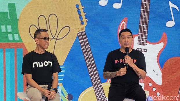 CEO Nuon Aris Sudewo (kiri) dan CEO PlayUp Pascal Lasmana