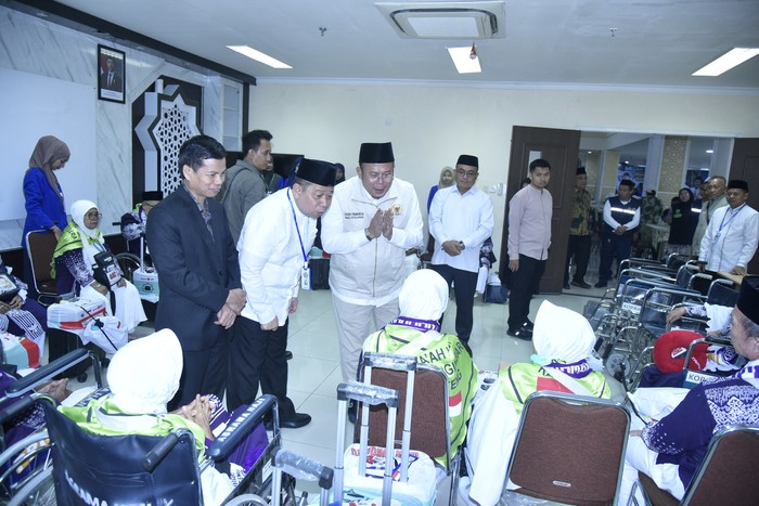Wakil Ketua DPR RI Bidang Koordinator Kesejahteraan Rakyat (Korkesra) Cucun Ahmad Syamsurijal saat pelepasan jemaah calon haji di Asrama Haji Embarkasi Banjarmasin, Kalimantan Selatan, Jumat, (9/5/2025).