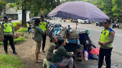 Direktorat Binmas Polda Bali yang tergabung dalam Satgas Preemtif Ops Pekat Agung 2025 melaksanakan penyuluhan di wilayah Lumintang, Denpasar, Jumat (9/6/2025). (Foto: Dok. Polda Bali)