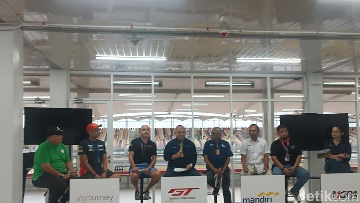 Direktur Commercial Injourney Tourism Development Corporation (ITDC), Troy Reza Waroka, seusai mengikuti konferensi pers di Sirkuit Mandalika. (Edi Suryansyah/detikBali)