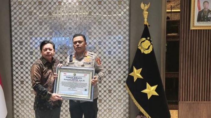 Direktur Lemkapi Edi Hasibuan usai memberikan penghargaan Presisi Award secara simbolis kepada Kakorlantas Polri Irjen Agus Suryo Nugroho (dok. ist)