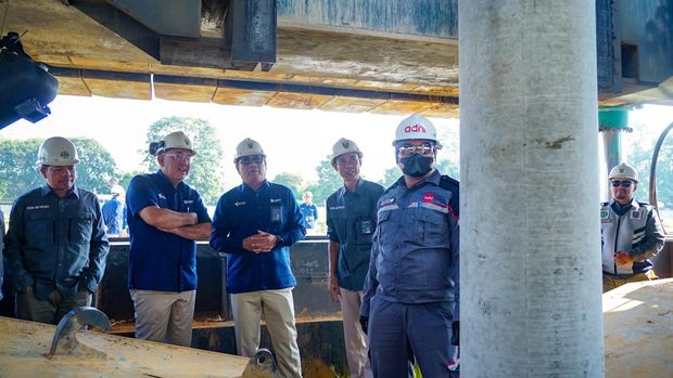 Dirut Pusri Palembang, Daconi Khotob saat meninjau pembangunan konstruksi pabrik Pusri IIIB.
