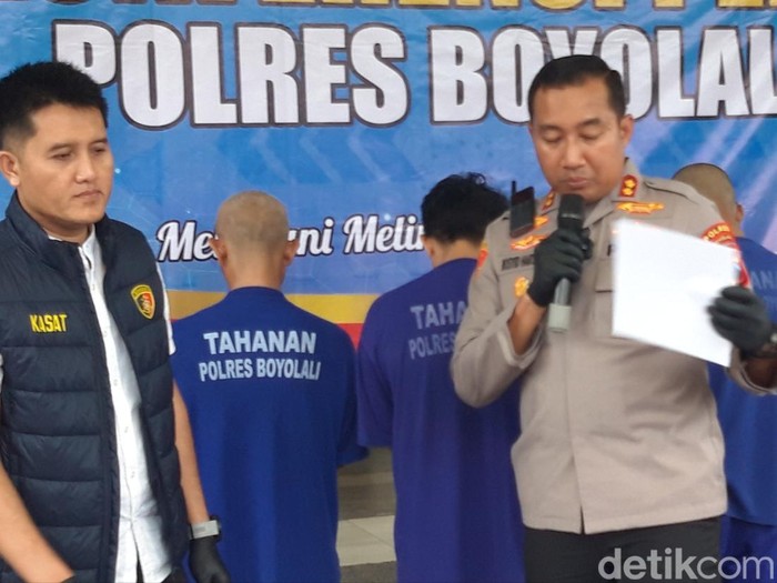 Dua petugas keamanan Pasar Mangu, Boyolali, ditetapkan sebagai tersangka dalam kasus penganiayaan terhadap nenek diduga mencuri bawang, Jumat (9/5/2025).