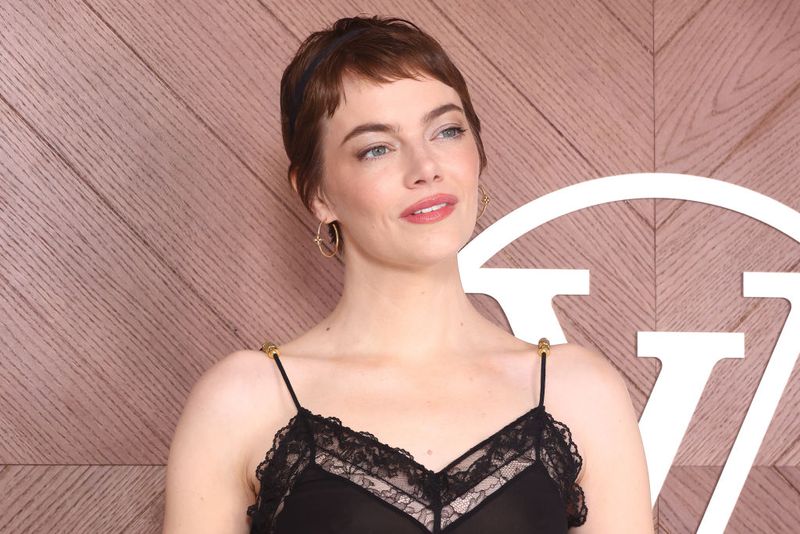 Emma Stone menghadiri peragaan busana Louis Vuitton Womenswear Fall/Winter 2025-2026 sebagai bagian dari Paris Fashion Week pada 10 Maret 2025 di Paris, Prancis.