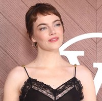 “Di tengah krisis mendesak saat ini, ketika banyak pemerintah kita justru mendukung pembantaian di Gaza, kami harus melakukan segala cara untuk menolak keterlibatan dalam horor yang tak kunjung berhenti,” bunyi pernyataan dalam petisi itu, yang juga ditandatangani Emma Stone. Foto: WireImage/Marc Piasecki