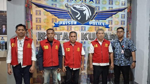 Empat tersangka kasus dugaan korupsi rehabilitasi jaringan atau perbaikan irigasi Wae Ces 1-4, Manggarai, NTT, Jumat (9/5/2025). (IST)