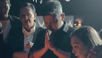 Pemain film Modal Nekad itu juga mendapatkan kejutan dari keluarganya. Foto: instagram Gading Marten