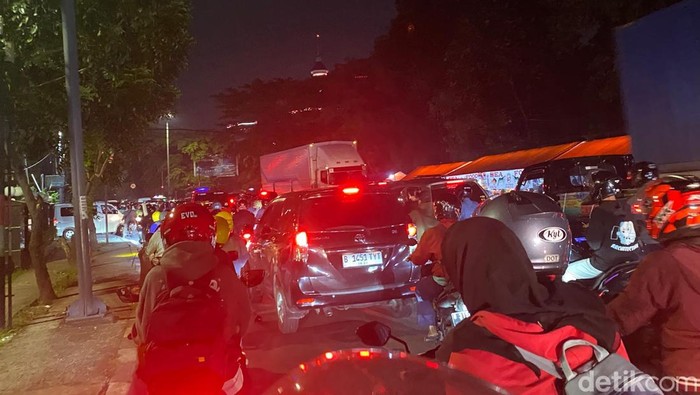 Galian Pipa di Jalan Raya Bogor Cijantung. (Dwi/detikcom)