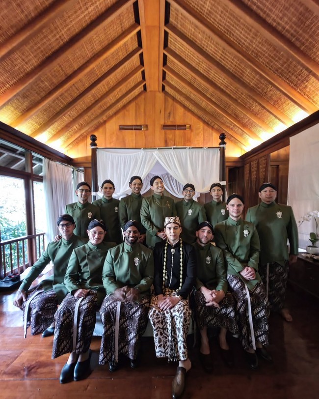 Pilihan warna hijau memberikan kesan segar dan harmonis, sementara batik menambahkan sentuhan budaya Indonesia yang kental. (Foto: Instagram)