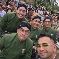 Para selebriti seperti Edric Tjandra, Iwet Ramadhan, Regi Datau, Sanjay Mulani, Ari Irham, dan Ryan Wijaya turut ambil bagian sebagai groomsmen. Kehadiran mereka menambah nuansa hangat dan akrab dalam prosesi tersebut. (Foto: Instagram)