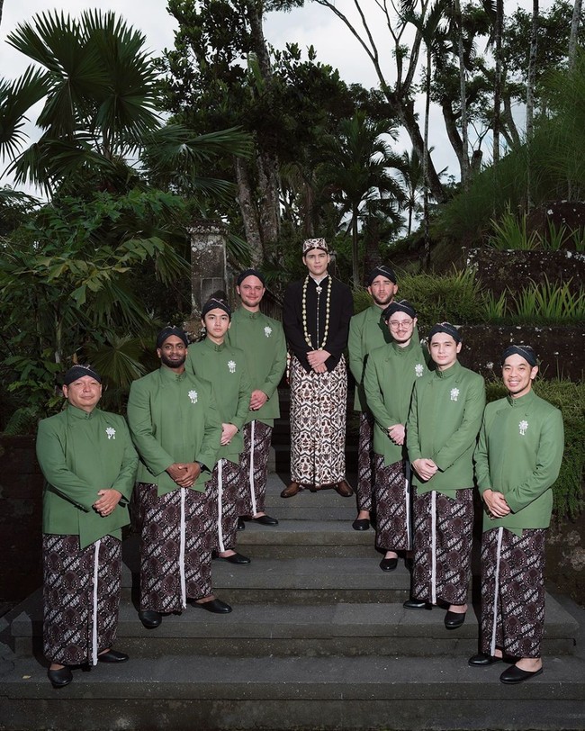 Pada momen sakral akad nikah, para groomsmen tampil serasi mengenakan beskap berwarna hijau yang dipadukan dengan kain batik. (Foto: Instagram)