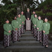 Pada momen sakral akad nikah, para groomsmen tampil serasi mengenakan beskap berwarna hijau yang dipadukan dengan kain batik. (Foto: Instagram)