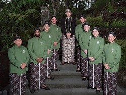 Foto: Gaya Groomsmen Luna Maya dan Maxime Bouttier, Beskapan Hingga Tuksedo