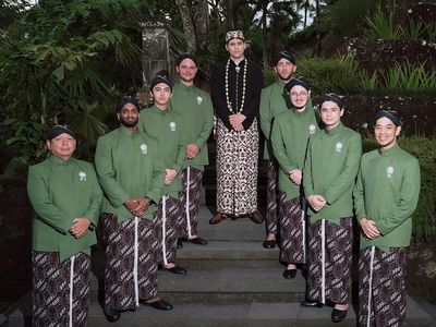 Foto: Gaya Groomsmen Luna Maya dan Maxime Bouttier, Beskapan Hingga Tuksedo