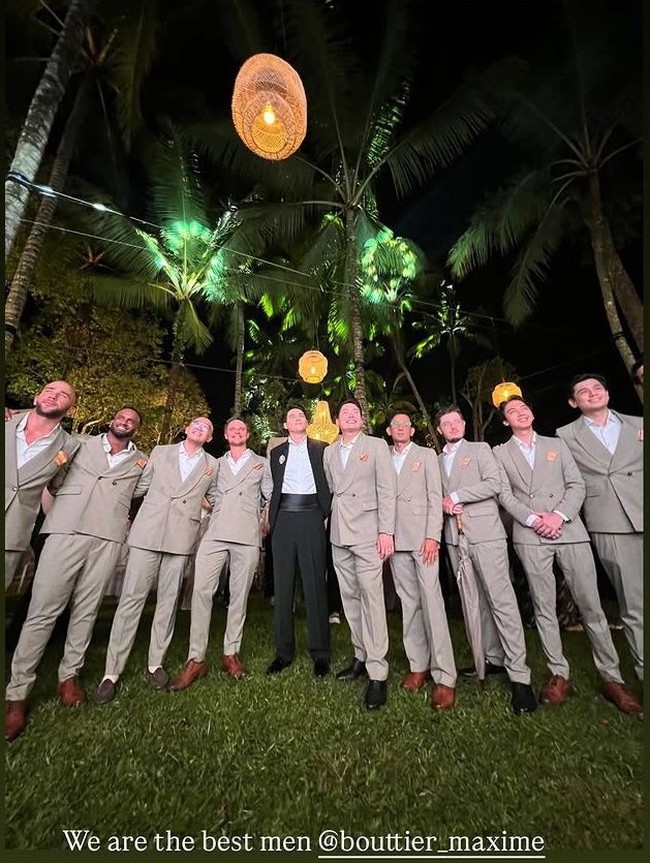 Beranjak ke acara resepsi, para groomsmen berganti busana dengan mengenakan tuksedo berwarna coklat lembut. Pilihan warna ini memberikan kesan hangat dan elegan, serta tetap mempertahankan nuansa formal yang sesuai untuk malam resepsi. (Foto: Instagram)
