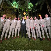 Beranjak ke acara resepsi, para groomsmen berganti busana dengan mengenakan tuksedo berwarna coklat lembut. Pilihan warna ini memberikan kesan hangat dan elegan, serta tetap mempertahankan nuansa formal yang sesuai untuk malam resepsi. (Foto: Instagram)