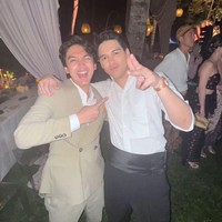 Transisi dari beskap tradisional ke tuksedo modern menunjukkan fleksibilitas dan perhatian terhadap detail dalam perencanaan busana, mencerminkan perpaduan budaya dan gaya kontemporer yang harmonis. (Foto: Instagram)