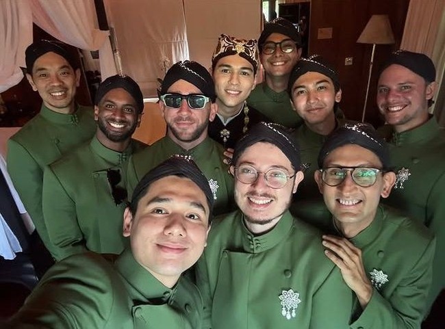 Gaya berbeskap kurang lengkap tanpa blangkon sebaga aksesori kepala tradisional Jawa untuk pria. (Foto: Instagram)