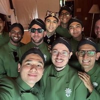 Gaya berbeskap kurang lengkap tanpa blangkon sebaga aksesori kepala tradisional Jawa untuk pria. (Foto: Instagram)