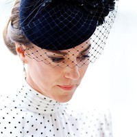 Sentuhan istimewa hadir melalui sepasang anting berlian milik mendiang Putri Diana yang dipakainya. Aksesori tersebut seakan menjadi penghormatan bagi mendiang ibu mertuanya. (Foto: Max Mumby/Indigo/Getty Images)