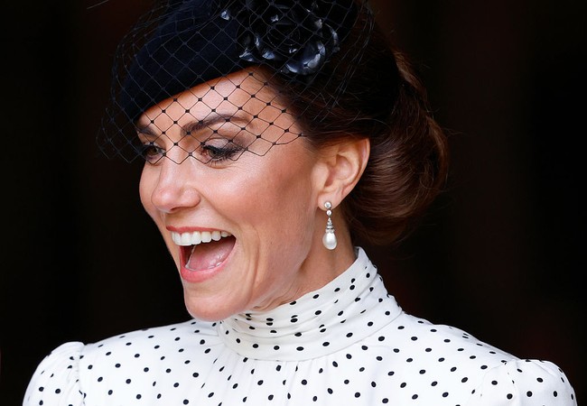 Anting-anting tersebut merupakan hadiah dari rumah perhiasan Collingwood kepada Diana menjelang pernikahannya dengan Pangeran Charles pada 1981. Perhiasan ini kerap dikenakan Diana dalam berbagai tur kerajaan di Australia, Kanada, Italia, bahkan pada kunjungan bersejarah ke Amerika Serikat pada 1985. Kate sebelumnya juga mengenakan anting tersebut dalam potret resmi ulang tahunnya yang ke-40. (Foto: Max Mumby/Indigo/Getty Images)