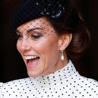 Anting-anting tersebut merupakan hadiah dari rumah perhiasan Collingwood kepada Diana menjelang pernikahannya dengan Pangeran Charles pada 1981. Perhiasan ini kerap dikenakan Diana dalam berbagai tur kerajaan di Australia, Kanada, Italia, bahkan pada kunjungan bersejarah ke Amerika Serikat pada 1985. Kate sebelumnya juga mengenakan anting tersebut dalam potret resmi ulang tahunnya yang ke-40. (Foto: Max Mumby/Indigo/Getty Images)
