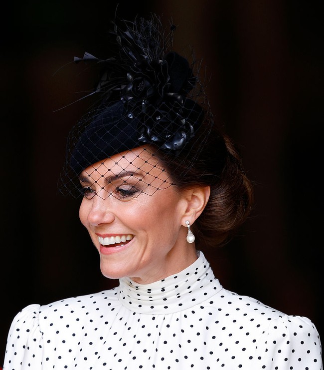 Aura bangsawan Kate kian terpancar berkat fascinator hitam yang menghiasi kepalanya. Headpiece karya milliner (desainer topi) Juliette Botterill itu dipermanis dengan dekorasi bernuansa floral dan aksen lace yang seakan melindungi mata. (Foto: Max Mumby/Indigo/Getty Images)